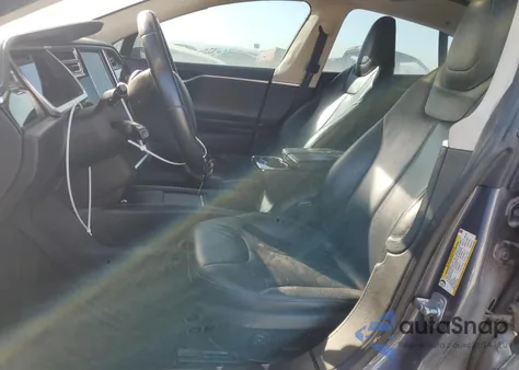 2013 Tesla Model S z USA, uszkodzony, nr VIN 5YJSA1CG9DFP09733